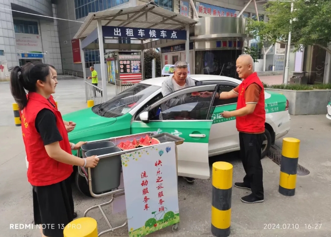 九江汽車站開展“炎炎夏日送清涼 情系旅客暖人心”志愿活動