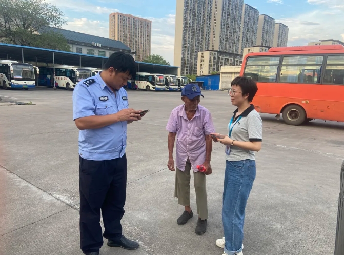 撫州長運：失憶老人迷方向 車站助其找親人